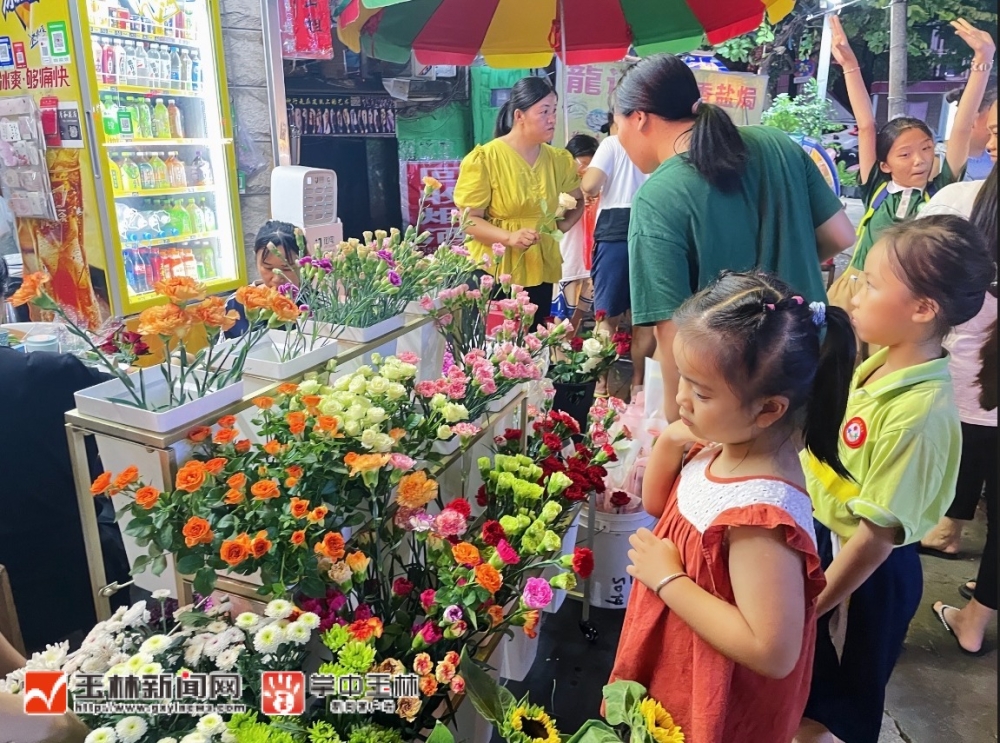 一些学生在家长的陪同下来到花店购买鲜花作为教师节礼物。